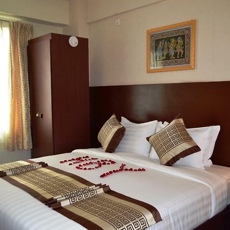 Hotel Broadway Yangon Ngoại thất bức ảnh