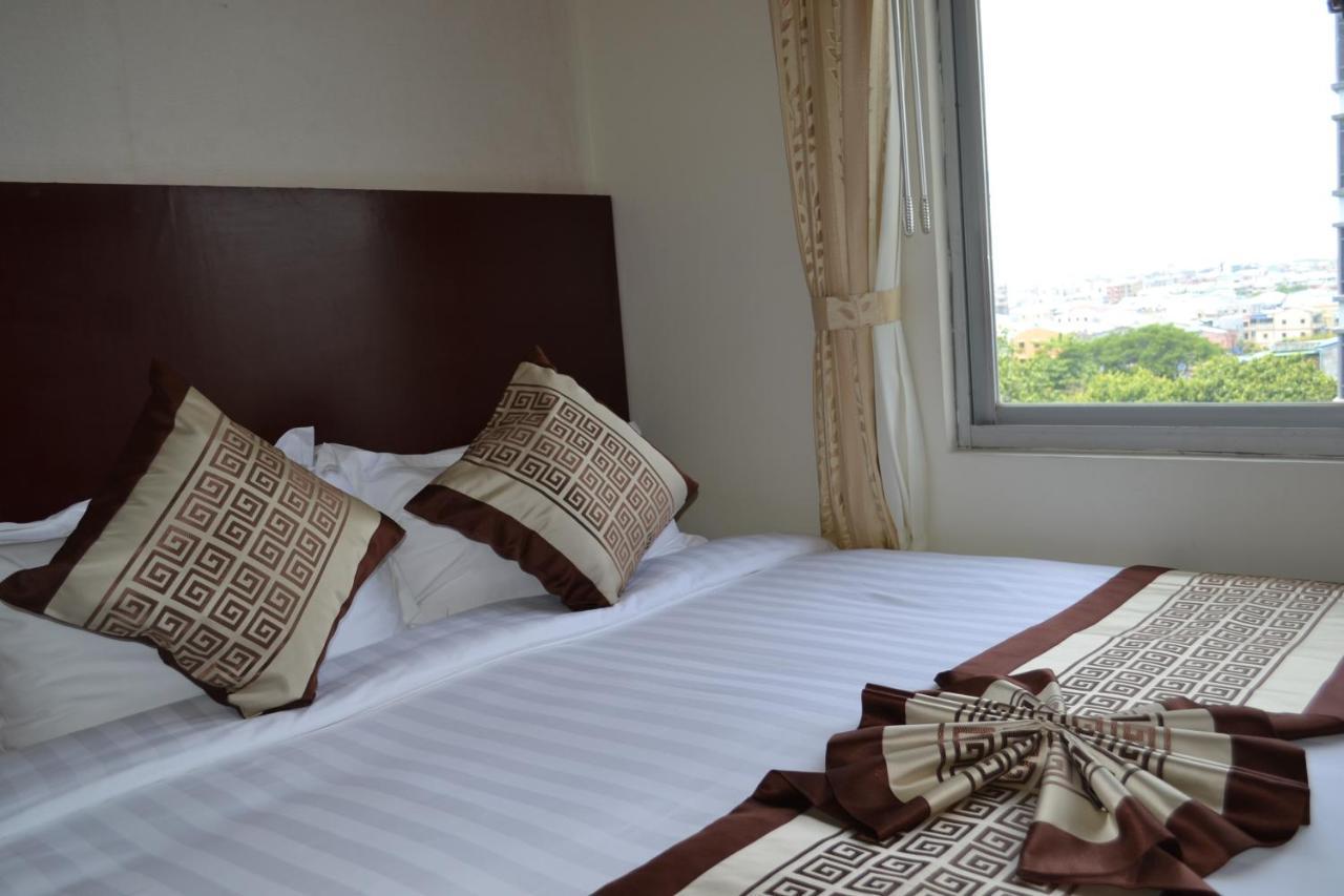 Hotel Broadway Yangon Ngoại thất bức ảnh