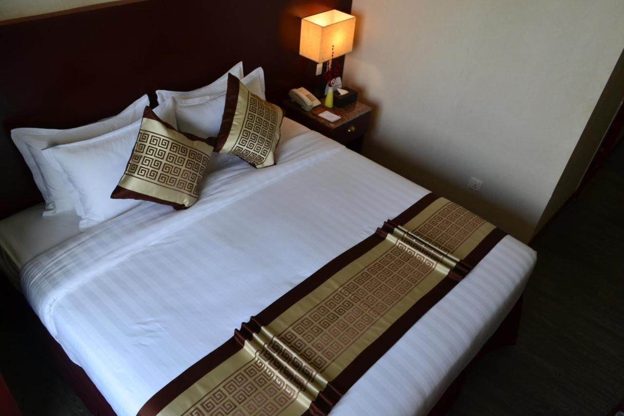 Hotel Broadway Yangon Ngoại thất bức ảnh