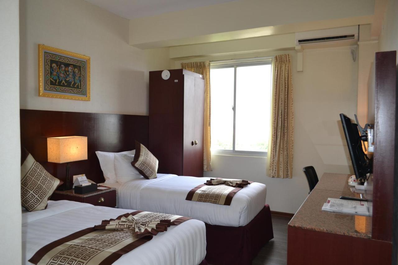 Hotel Broadway Yangon Ngoại thất bức ảnh