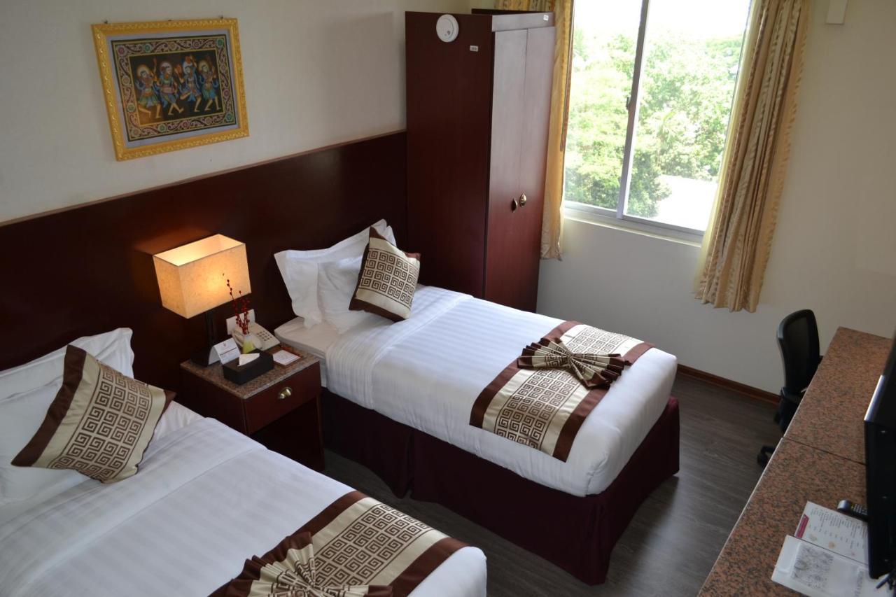 Hotel Broadway Yangon Ngoại thất bức ảnh