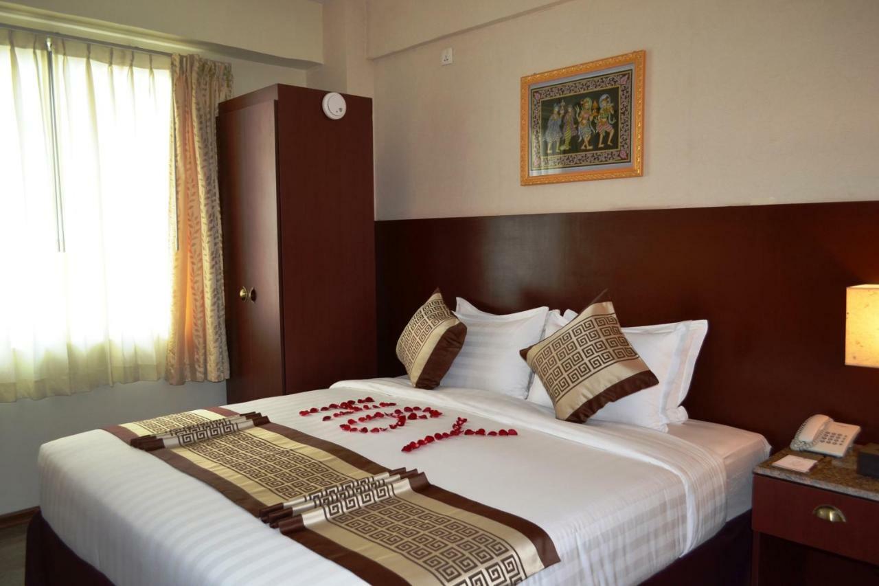 Hotel Broadway Yangon Ngoại thất bức ảnh
