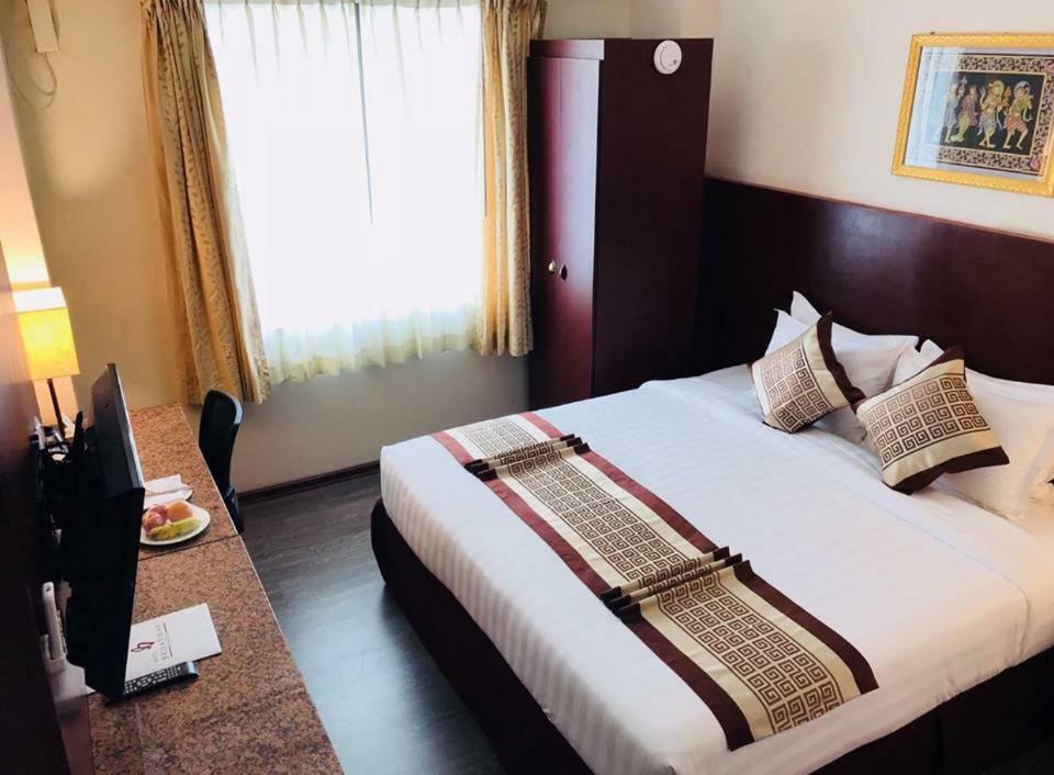 Hotel Broadway Yangon Ngoại thất bức ảnh